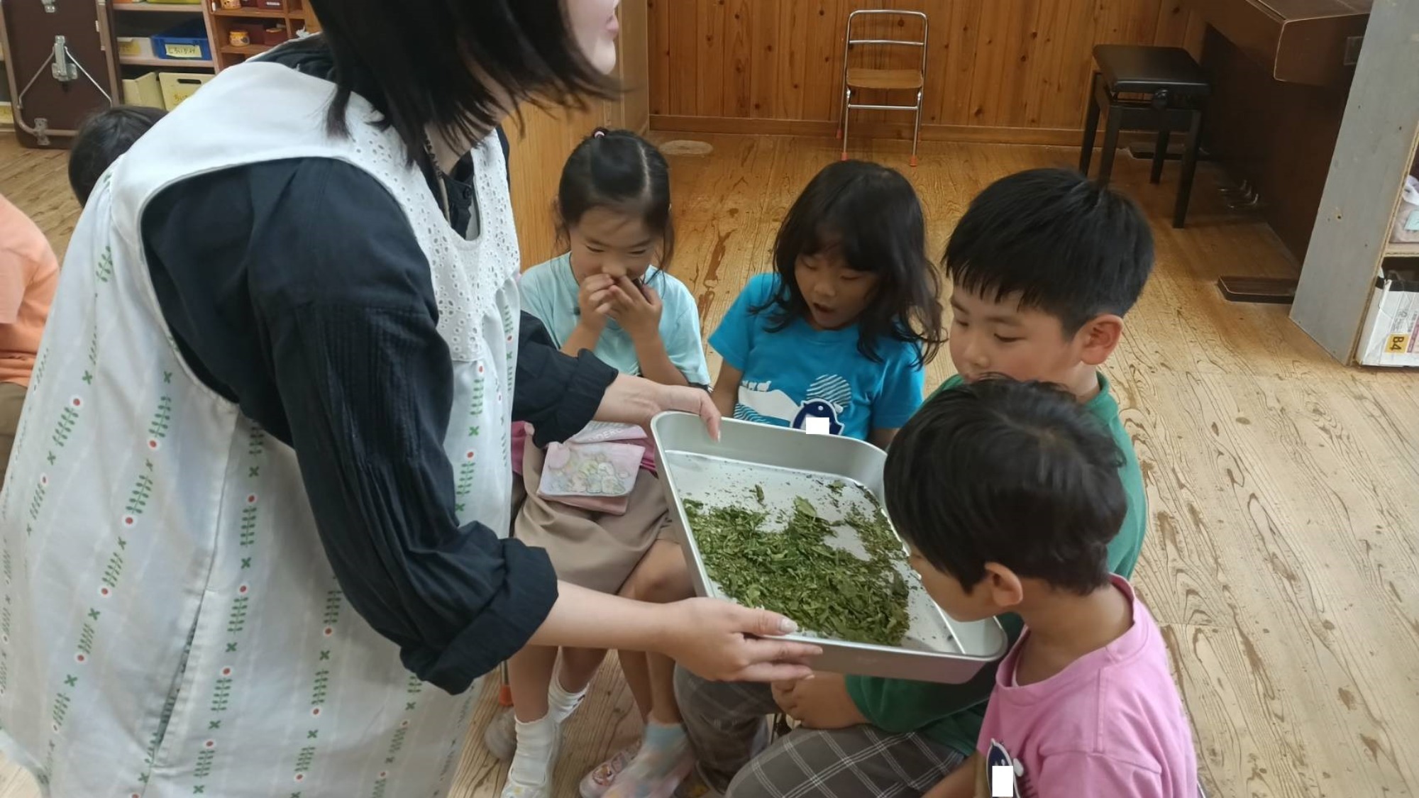 年中クラスパーティー　年長お茶づくり