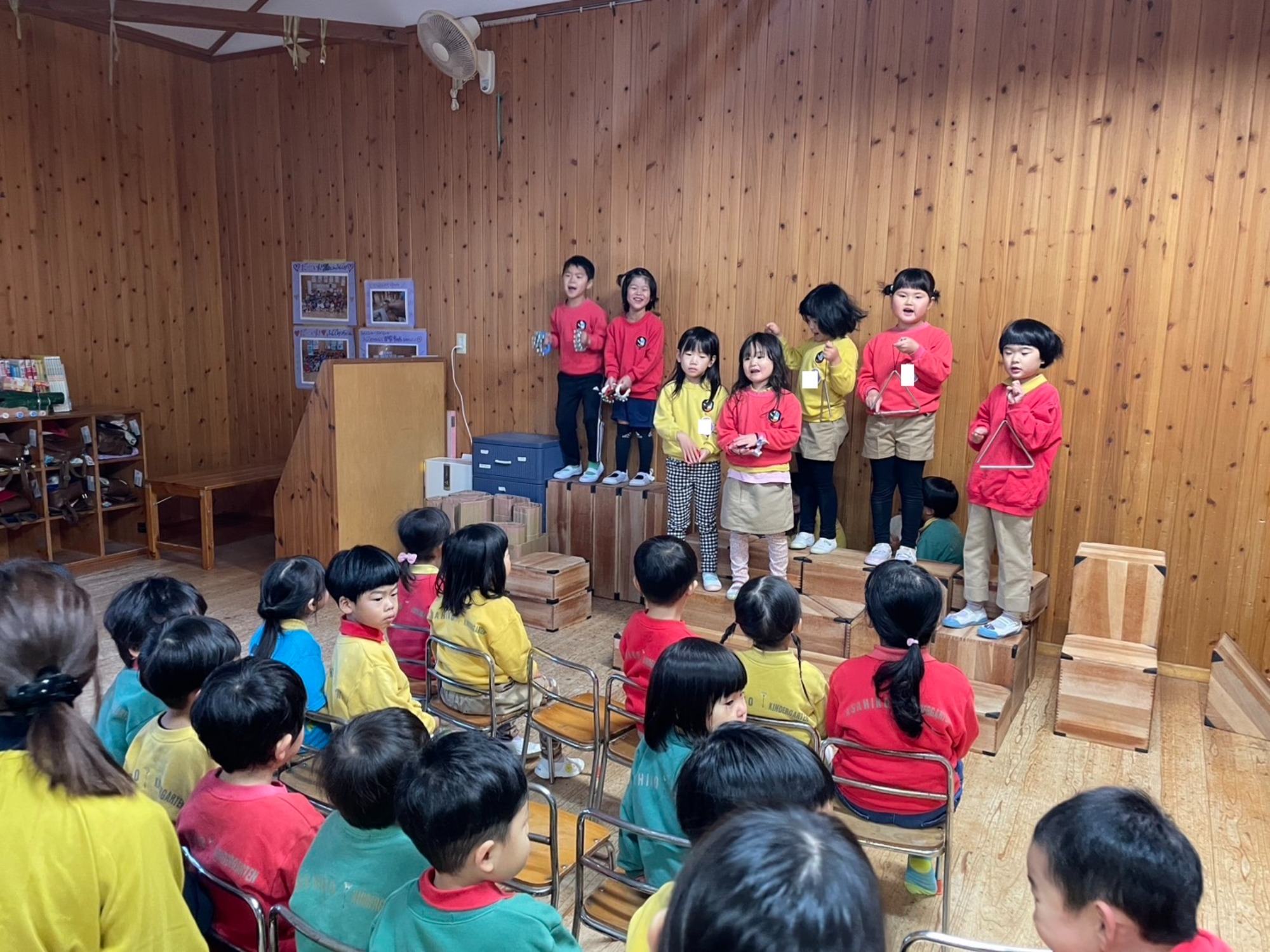 秋の山の絵・コンサート